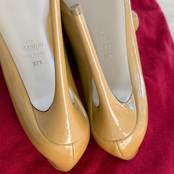 Valentino Women's Tan Patent Bow Heels - Picture 6 of 7